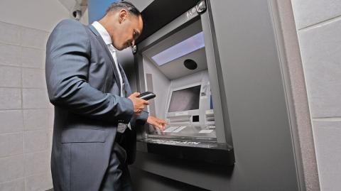 Además del método tradicional con tarjeta física y NIP, hoy existen opciones para retirar dinero, como contactless, sin tarjeta a través de una clave generada en la app bancaria, y mediante código QR.

Para más información del tema, visita: https://www.eleconomista.com.mx/finanzaspersonales/retiro-efectivo-4-maneras-realizar-operacion-cajeros-automaticos-20250721-768818.html

¡Síguenos en nuestras redes sociales para mantenerte informado!

Twitter: https://twitter.com/eleconomista 
Facebook: https://www.facebook.com/ElEconomista.mx
Instagram: https://www.instagram.com/eleconomistamx
LinkedIn: https://www.linkedin.com/company/el-economista/

#ElEconomista #EETV