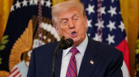 Desde el regreso al poder de Trump en enero, el gobierno controla el pequeño grupo de periodistas que sigue de cerca al presidente.

Para más información del tema, visita: https://www.eleconomista.com.mx/internacionales/casa-blanca-toma-represalias-the-wall-street-journal-caso-epstein-20250721-769117.html

¡Síguenos en nuestras redes sociales para mantenerte informado!

Twitter: https://twitter.com/eleconomista 
Facebook: https://www.facebook.com/ElEconomista.mx
Instagram: https://www.instagram.com/eleconomistamx
LinkedIn: https://www.linkedin.com/company/el-economista/

#ElEconomista #EETV