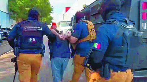 TONALÁ, JALISCO, 21JULIO2025.- Kevin "n" fue detenido por su presunta responsabilidad en el feminicidio de Karla Bañuelos, su captura se dio en la colonia Loma Dorada de Tonalá, de este punto fue llevado en un vehículo tipo “Rhino” al penal de Puente Grande Jalisco para ser procesado con su audiencia inicial. La muerta de la joven fue captada en un vídeo de vigilancia, cuando el imputado la asesino con una arma de alto poder. FOTO: ESPECIAL/CUARTOSCURO.COM