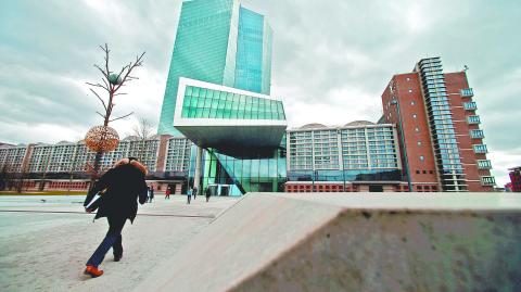 Los criterios de concesión de crédito se endurecieron en los sectores inmobiliario comercial, manufacturero, comercio mayorista y minorista y construcción. REUTERS/Ralph Orlowski/File Photo