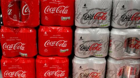 El director general de la embotelladora, Ian Craig, explicó ante analistas que en los mercados donde han implementado estrategias de precio para ganar participación y enfrentar el bajo consumo, la respuesta ha sido muy favorable.

Para más información del tema, visita: https://www.eleconomista.com.mx/empresas/coca-cola-ajustara-oferta-precios-caida-consumo-remesas-mexico-20250723-769477.html 

¡Síguenos en nuestras redes sociales para mantenerte informado!

Twitter: https://twitter.com/eleconomista 
Facebook: https://www.facebook.com/ElEconomista.mx
Instagram: https://www.instagram.com/eleconomistamx
LinkedIn: https://www.linkedin.com/company/el-economista/

#ElEconomista #EETV