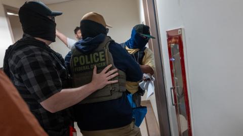 Agentes federales, incluyendo miembros del ICE.