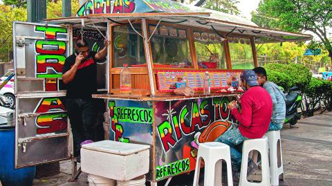 En la alcaldía Cuauhtémoc aún se observan puestos con tradicionales rótulos que se resisten a la homogeneización de sus fachadas, luego de que Sandra Cuevas, alcaldesa de Cuauhtémoc, diera esta orden.