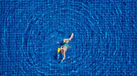 La exposición al agua contaminada suele coincidir con la intensificación de la actividad acuática en verano.