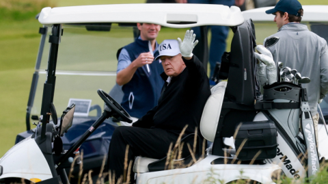 Trump llegó a Escocia el viernes y cientos de personas presenciaron la llegada a Glasgow del Air Force One, el avión presidencial.

Para más información del tema, visita: https://www.eleconomista.com.mx/internacionales/trump-juega-golf-escocia-persisten-interrogantes-sobre-epstein-20250726-769924.html

¡Síguenos en nuestras redes sociales para mantenerte informado!

Twitter: https://twitter.com/eleconomista 
Facebook: https://www.facebook.com/ElEconomista.mx
Instagram: https://www.instagram.com/eleconomistamx
LinkedIn: https://www.linkedin.com/company/el-economista/
T

#ElEconomista #EETV