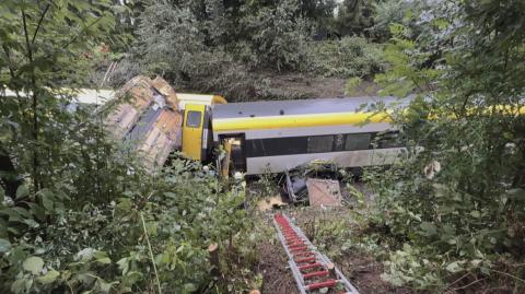 El descarrilamiento de un tren de pasajeros, cerca de Riedlingen, Biberach an der Riss.