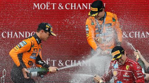Oscar Piastri y Lando Norris quedaron en 1 y 2 lugar, mientras que Charles Leclerc, de Ferrari, quedó tercero.