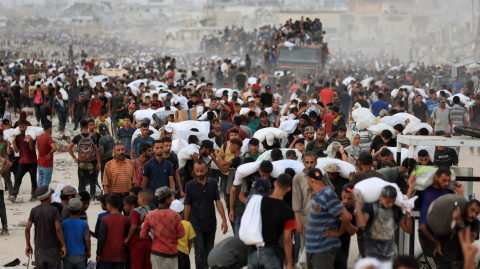Palestinos transportan ayuda humanitaria que entró a Gaza en camiones a través de Israel, en Beit Lahia, en el norte de la Franja de Gaza, el 29 de julio de 2025.
