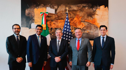 Pablo Arrocha, consigliere giuridico del Ministero degli Affari Esteri; Rohit Khanna, membro del Congresso della California; Juan Ramón de la Fuente, Ministro degli Esteri; Donald Bacon, membro del Congresso del Nebraska; e Roberto Velasco, capo dell'Unità Nord America.