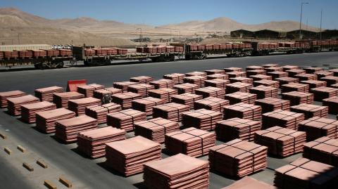 Chile, el mayor productor mundial de cobre y principal proveedor de Estados Unidos, celebró el giro que dio el miércoles el presidente Donald Trump al imponer aranceles a este metal con un alcance menor al esperado y dejar fuera las exportaciones chilenas.

¡Síguenos en nuestras redes sociales para mantenerte informado!

Twitter: https://twitter.com/eleconomista 
Facebook: https://www.facebook.com/ElEconomista.mx
Instagram: https://www.instagram.com/eleconomistamx
LinkedIn: https://www.linkedin.com/company/el-economista/

#ElEconomista #EETV
