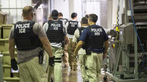 El DHS impulsa la contratación de nuevos encargados de detener y deportar a inmigrantes ilegales con antecedentes criminales, con una campaña patriótica y millonaria inversión federal, que incluye bonos de hasta 50,000 dólares.