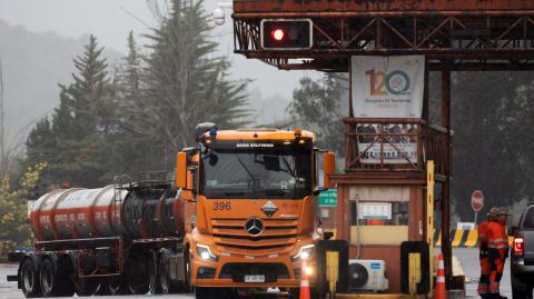 Codelco paralizó la mina El Teniente para facilitar el rescate de cinco mineros atrapados tras un derrumbe que ya cobró una vida en Chile.