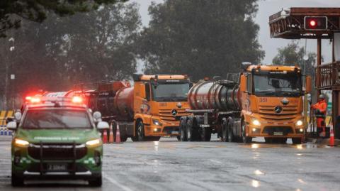 Las actividades de la mina se encuentran paralizadas desde el viernes tras una orden emitida por el Ministerio de Minería para facilitar la búsqueda.

Para más información del tema, visita: https://www.eleconomista.com.mx/empresas/encuentran-vida-cinco-mineros-atrapados-mina-chile-20250802-770985.html

¡Síguenos en nuestras redes sociales para mantenerte informado!

Twitter: https://twitter.com/eleconomista 
Facebook: https://www.facebook.com/ElEconomista.mx
Instagram: https://www.instagram.com/eleconomistamx
LinkedIn: https://www.linkedin.com/company/el-economista/
T

#ElEconomista #EETV