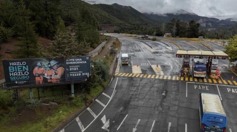 El Teniente es el yacimiento de cobre subterráneo más grande del planeta, propiedad de la cuprífera estatal chilena Codelco.

Para más información del tema, visita: https://www.eleconomista.com.mx/empresas/hallan-cuarto-minero-fallecido-cinco-atrapados-mina-chile-20250803-771015.html

¡Síguenos en nuestras redes sociales para mantenerte informado!

Twitter: https://twitter.com/eleconomista 
Facebook: https://www.facebook.com/ElEconomista.mx
Instagram: https://www.instagram.com/eleconomistamx
LinkedIn: https://www.linkedin.com/company/el-economista/
T

#ElEconomista #EETV