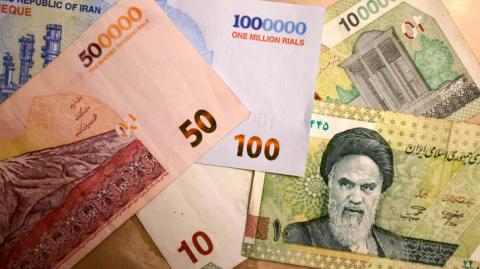 El rial no ha parado de bajar tras la retirada estadounidense en 2018 de un acuerdo sobre el programa nuclear iraní.

Para más información del tema, visita: https://www.eleconomista.com.mx/internacionales/iran-planea-borrar-ceros-moneda-nacional-20250803-771041.html 

¡Síguenos en nuestras redes sociales para mantenerte informado!

Twitter: https://twitter.com/eleconomista 
Facebook: https://www.facebook.com/ElEconomista.mx
Instagram: https://www.instagram.com/eleconomistamx
LinkedIn: https://www.linkedin.com/company/el-economista/

#ElEconomista #EETV #Irán