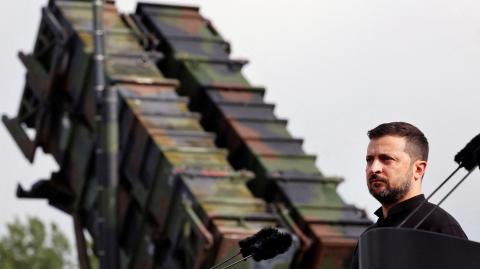 El presidente ucraniano observa durante una visita a un área de entrenamiento militar.