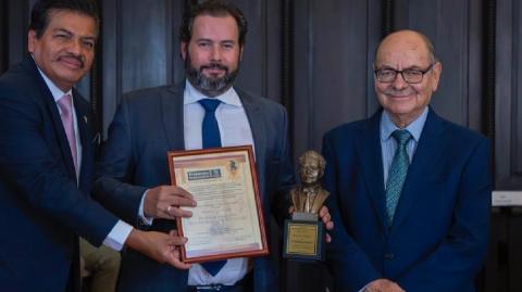 Ricardo García Galván recibe presea Flores Magón. Foto: Especial