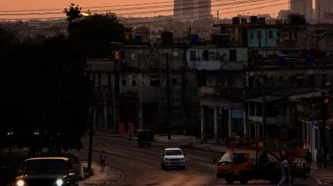 La Habana sufre apagones cotidianos programados de unas cuatro horas y en algunas provincias estos cortes de luz pueden durar hasta 20 horas o más de un día.