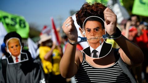Un manifestante, con una máscara que representa al expresidente de Brasil Jair Bolsonaro.