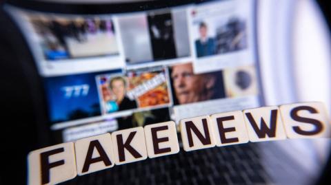Las redes sociales y apps de mensajería son las principales vías de difusión de fake news en América Latina, con México y Perú entre los países más vulnerables.

Para más información del tema, visita: https://www.eleconomista.com.mx/tecnologia/tercio-mexicanos-reconocer-noticia-falsa-20250728-770127.html

¡Síguenos en nuestras redes sociales para mantenerte informado!

Twitter: https://twitter.com/eleconomista 
Facebook: https://www.facebook.com/ElEconomista.mx
Instagram: https://www.instagram.com/eleconomistamx
LinkedIn: https://www.linkedin.com/company/el-economista/

#ElEconomista #EETV
