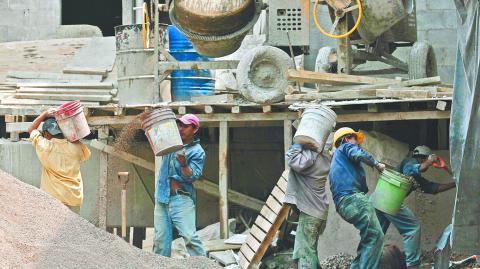 ALBAÑILES.FOTO:DAVID ROJAS/EL ECONOMISTA