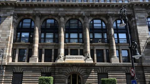 La Junta de Gobierno del Banxico decidió disminuir en 25 puntos base el objetivo para su tasa de interés interbancaria a un día a un nivel de 7.75% en su última reunión de política monetaria, con efectos a partir del viernes 8 agosto.

Para más información del tema, visita: https://www.eleconomista.com.mx/sectorfinanciero/banxico-recorta-25-puntos-base-tasa-interes-nivel-7-20250807-771705.html

¡Síguenos en nuestras redes sociales para mantenerte informado!

Twitter: https://twitter.com/eleconomista 
Facebook: https://www.facebook.com/ElEconomista.mx
Instagram: https://www.instagram.com/eleconomistamx
LinkedIn: https://www.linkedin.com/company/el-economista/

#ElEconomista #EETV