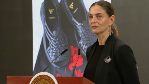 La presidenta Claudia Sheinbaum calificó como apropiación cultural indebida el uso de diseños zapotecos por parte de Adidas y un diseñador estadounidense.

Para más información del tema, visita: https://www.eleconomista.com.mx/politica/secretaria-cultura-sheinbaum-emprenden-acciones-adidas-plagio-cultural-oaxaca-20250808-771873.html

¡Síguenos en nuestras redes sociales para mantenerte informado!

Twitter: https://twitter.com/eleconomista 
Facebook: https://www.facebook.com/ElEconomista.mx
Instagram: https://www.instagram.com/eleconomistamx
LinkedIn: https://www.linkedin.com/company/el-economista/
T

#ElEconomista #EETV