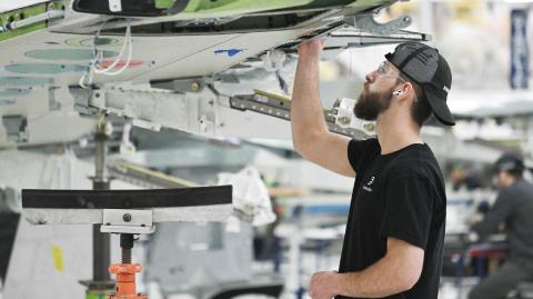La economía canadiense perdió miles de puestos de trabajo en julio, con lo que la proporción de personas empleadas respecto a la población total se situó en su nivel más bajo en ocho meses, mostraron datos publicados este viernes.

Para más información del tema, visita: https://www.eleconomista.com.mx/empresas/canada-pierde-40-800-empleos-julio-aranceles-trump-afectan-contratacion-20250808-771863.html

¡Síguenos en nuestras redes sociales para mantenerte informado!

Twitter: https://twitter.com/eleconomista 
Facebook: https://www.facebook.com/ElEconomista.mx
Instagram: https://www.instagram.com/eleconomistamx
LinkedIn: https://www.linkedin.com/company/el-economista/

#ElEconomista #EETV #Canadá