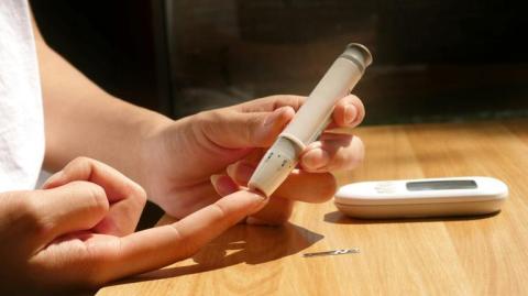 Los padecimientos relacionados con enfermedades del corazón y las afecciones por diabetes causaron 305,177 muertes. Estas enfermedades se mantienen como las principales causas de muerte en México.

Para más información del tema, visita: https://www.eleconomista.com.mx/politica/4-10-muertes-mexico-asociadas-enfermedades-corazon-diabetes-20250808-771883.html

¡Síguenos en nuestras redes sociales para mantenerte informado!

Twitter: https://twitter.com/eleconomista 
Facebook: https://www.facebook.com/ElEconomista.mx
Instagram: https://www.instagram.com/eleconomistamx
LinkedIn: https://www.linkedin.com/company/el-economista/
T

#ElEconomista #EETV