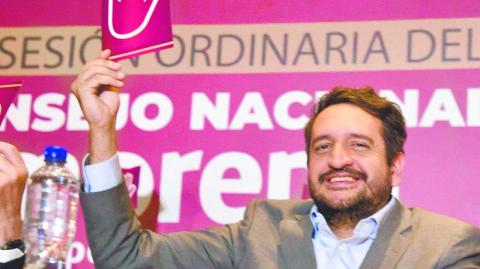 La presidenta nacional de Morena, Luisa María Alcalde Luján, afirmó que los dirigentes y representantes del movimiento deben actuar con austeridad y evitar lujos ostentosos, incluso cuando cuenten con recursos propios para costearlos.

Para más información del tema, visita: https://www.eleconomista.com.mx/politica/piden-morena-evitar-lujos-tengan-recursos-20250808-771835.html 

¡Síguenos en nuestras redes sociales para mantenerte informado!

Twitter: https://twitter.com/eleconomista 
Facebook: https://www.facebook.com/ElEconomista.mx
Instagram: https://www.instagram.com/eleconomistamx
LinkedIn: https://www.linkedin.com/company/el-economista/

#ElEconomista #EETV #Morena