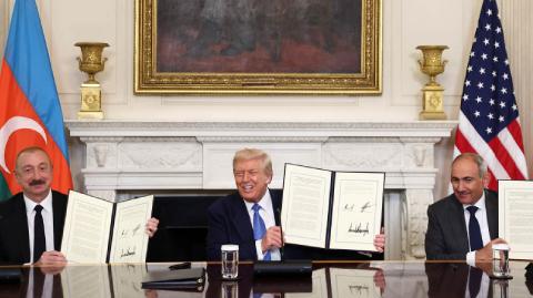 El presidente de Estados Unidos, Donald Trump, afirmó que ambos países se habían comprometido a poner fin a los combates, establecer relaciones diplomáticas y respetar la integridad territorial del otro.

Para más información del tema, visita: https://www.eleconomista.com.mx/internacionales/azerbaiyan-armenia-firman-acuerdo-paz-negociado-estados-unidos-20250808-771928.html

¡Síguenos en nuestras redes sociales para mantenerte informado!

Twitter: https://twitter.com/eleconomista 
Facebook: https://www.facebook.com/ElEconomista.mx
Instagram: https://www.instagram.com/eleconomistamx
LinkedIn: https://www.linkedin.com/company/el-economista/

#ElEconomista #EETV #Armenia #Azerbaiyán