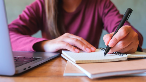 Escribir a mano.