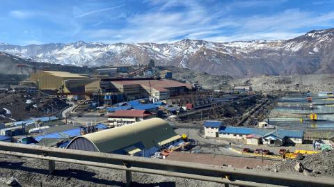 Codelco reiteró la tarde del viernes que la mina permanecía detenida bajo la orden de las autoridades y agregó trabajaba en entregar información al regulador minero Sernageomin para poder reiniciar labores en 10 áreas de la mina.

Para más información del tema, visita: https://www.eleconomista.com.mx/empresas/fiscalia-chile-avanza-investigaciones-accidente-mina-codelco-20250808-771953.html

¡Síguenos en nuestras redes sociales para mantenerte informado!

Twitter: https://twitter.com/eleconomista 
Facebook: https://www.facebook.com/ElEconomista.mx
Instagram: https://www.instagram.com/eleconomistamx
LinkedIn: https://www.linkedin.com/company/el-economista/

#ElEconomista #EETV #Codelco #Mina