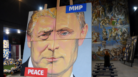 La pintura "Paz a la Paz" del artista ruso Alexey Sergienko, que representa al presidente ruso Vladimir Putin y al presidente estadounidense Donald Trump, se exhibió en la Galería Sergienko de San Petersburgo el 12 de marzo de 2025.
