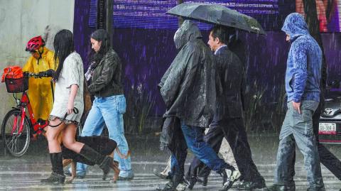 Activan Alerta Roja en Álvaro Obregón y actualizan alertas en 13 alcaldías por lluvias fuertes y posible granizo este sábado en la CDMX.

Para más información del tema, visita: https://www.eleconomista.com.mx/politica/activan-alerta-roja-lluvias-fuertes-granizo-alvaro-obregon-20250809-772027.html

¡Síguenos en nuestras redes sociales para mantenerte informado!

Twitter: https://twitter.com/eleconomista 
Facebook: https://www.facebook.com/ElEconomista.mx
Instagram: https://www.instagram.com/eleconomistamx
LinkedIn: https://www.linkedin.com/company/el-economista/

#ElEconomista #eetv #Clima