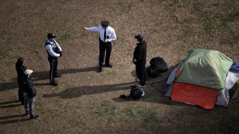 En 2024 la capital estadounidense tenía más de 5,600 personas en situación de calle. 

Para más información del tema, visita: https://www.eleconomista.com.mx/internacionales/trump-conmina-personas-hogar-irse-lejos-washington-20250810-772051.html 

¡Síguenos en nuestras redes sociales para mantenerte informado! 

Twitter: https://twitter.com/eleconomista 
Facebook: https://www.facebook.com/ElEconomista.mx 
Instagram: https://www.instagram.com/eleconomistamx 
LinkedIn: https://www.linkedin.com/company/el-economista/ 

#ElEconomista #EETV #DonaldTrump