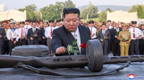 Kim Jong, al visitar el Cementerio de los Mártires de la Guerra de Liberación de la Patria en Pyongyang, Corea del Norte.
