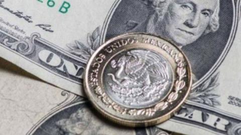 La paridad muestra pocos cambios mientras los operadores siguen estudiando el panorama de política monetaria en EU, tras datos de inflación que respaldaron la apuesta de recortes de tasas.

Para más información del tema, visita: https://www.eleconomista.com.mx/mercados/precio-dolar-hoy-13-agosto-2025-cuanto-cotiza-20250813-772526.html

¡Síguenos en nuestras redes sociales para mantenerte informado!

Twitter: https://twitter.com/eleconomista 
Facebook: https://www.facebook.com/ElEconomista.mx
Instagram: https://www.instagram.com/eleconomistamx
LinkedIn: https://www.linkedin.com/company/el-economista/

#ElEconomista #EETV
