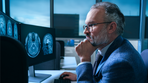 El doctor David Jones, neurólogo de Mayo Clinic y director del Programa de IA en Neurología.