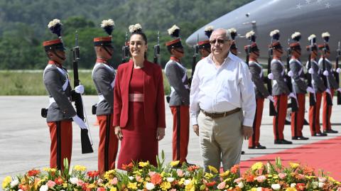 La presidenta Claudia Sheinbaum Pardo fue recibida por el ministro de Exteriores Ramiro Martínez. Foto: AFP