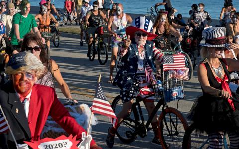 The Zombie Ride en Florida, en Estados Unidos, es el evento donde más de 6,500 personas amantes de la diversión, el ciclismo, los disfraces y el rock and roll participan a lo largo de más de cuatro millas para terminar con el ZombiFest. 