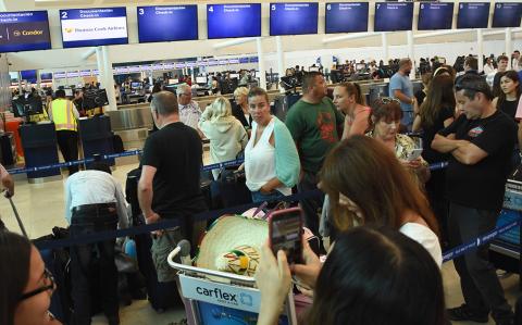 CANC��N, QUINTANA ROO, 23SEPTIEMBRE2019.- Cientos de turistas que tenían boleto con la aerolínea británica Thomas Cook se encuentran en el Aeropuerto Internacional de Cancún para iniciar el regreso a sus lugares de origen tras declararse la