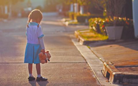 Por cada 100 muertes por Covid-19 hay 90 niñas y niños con pérdidas de cuidadores primarios o secundarios. Foto: Shutterstock.