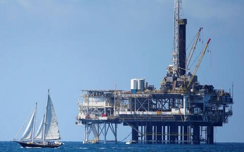 FILE PHOTO: An offshore oil platform is seen in Huntington Beach, California September 28, 2014. Brent oil prices fell more than $2 a barrel to less than $88 on Monday, its lowest since 2010, after key Middle East producers signalled they would keep output high even if that meant lower prices. Brent oil prices have tanked by nearly 25 percent since June as ample supply coincided with weak demand, raising the possibility that the Organization of the Petroleum Exporting countries could cut output.  Picture taken September 28, 2014. REUTERS/Lucy Nicholson/File Photo-NARCH/NARCH30