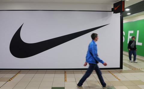 Una tienda de Nike en San Petersburgo. La compañía había cerrado temporalmente sus tiendas en Rusia tras la invasión a Ucrania. Foto: Reuters