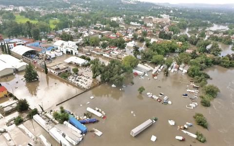 TULA, HIDALGO, 07SEPTIEMBRE2021.- Varias colonias permanecen inundadas tras las inundaciones provocadas por el desbordamiento del RÌo Tula provocado por las intensas lluvias que se vivieron el dÌa de ayer, como saldo de este desastre hubo 17 pacientes muertos en un hospital del IMSS, al momento hay muchas personas que permanecen en sus casas sin poder salir debido al alto nivel del agua.FOTO: JUAN DONOJ⁄/CUARTOSCURO.COM