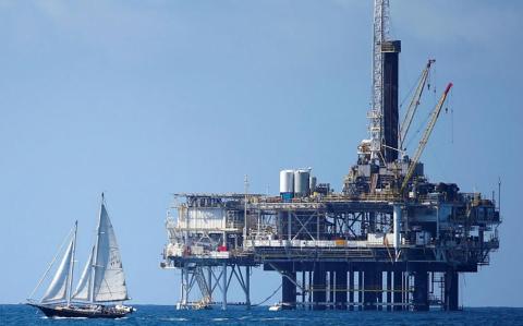 FILE PHOTO: An offshore oil platform is seen in Huntington Beach, California September 28, 2014. Brent oil prices fell more than $2 a barrel to less than $88 on Monday, its lowest since 2010, after key Middle East producers signalled they would keep output high even if that meant lower prices. Brent oil prices have tanked by nearly 25 percent since June as ample supply coincided with weak demand, raising the possibility that the Organization of the Petroleum Exporting countries could cut output.  Picture taken September 28, 2014. REUTERS/Lucy Nicholson/File Photo-NARCH/NARCH30