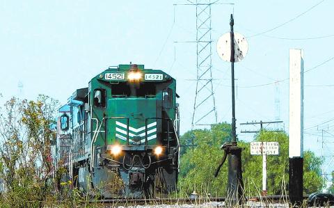 TEOTIHUACAN, ESTADO DE M�XICO, 30JUNIO2008.- Un tren pasando por uno de los puentes que hay antes de llegar a la estacion de la zona.FOTO: ENRIQUE ORD��EZ/CUARTOSCURO.COM