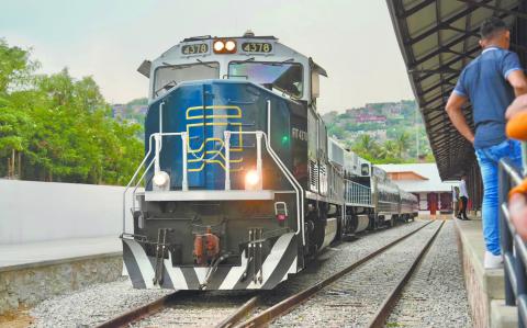 Este domingo AMLO encabezó un recorrido de supervisión del tren que comunicará los puertos de Salina Cruz, Oaxaca y de Coatzacoalcos, Veracruz.