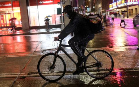 Nueva York establece un salario mínimo para repartidores de comidas. Foto: Reuters